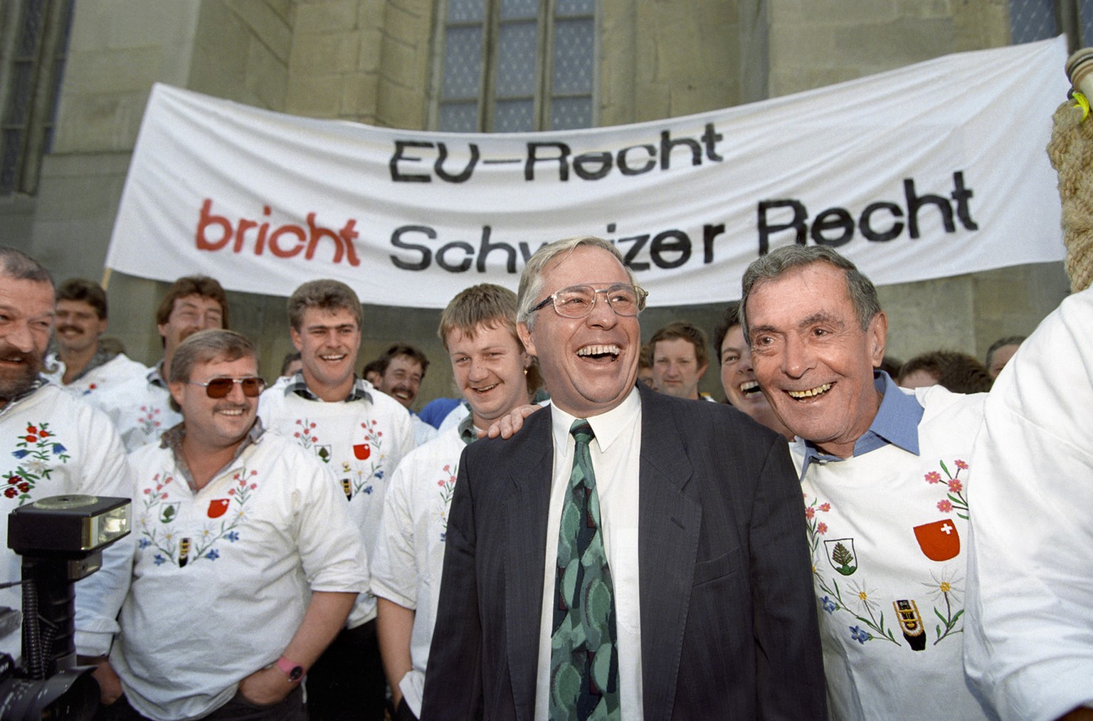 Nationalrat Christoph Blocher inmitten einer Demonstration gegen den Schweizer Beitritt zur EU, aufgenommen am 23. September 1995 auf der Rathausbruecke in Zuerich. (KEYSTONE/Str)