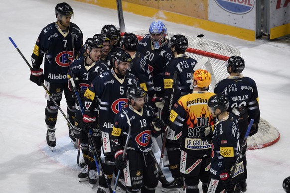 HC Fribourg Gotteron Spieler jubeln nach dem Sieg (5-3), beim Eishockey Meisterschaftsspiel der National League A zwischen den HC Fribourg Gotteron und dem SC Rapperswil-Jona Lakers, am Freitag, 14. F ...