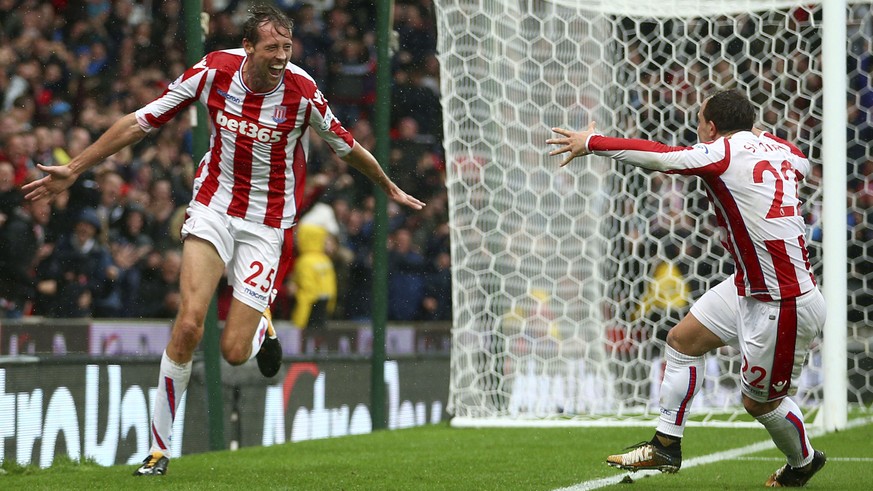 Stoke City&#039;s Peter Crouch, left, celebrates scoring his side&#039;s second goal with team-mate Xherdan Shaqiri during the English Premier League soccer match between Stoke City and Southampton at ...