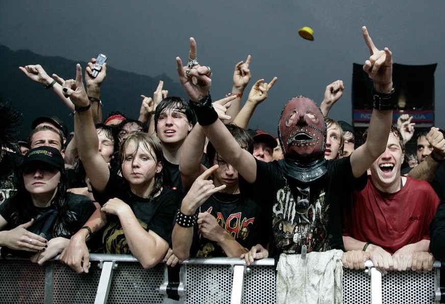 Fans are singing and jumping while the US metal band Slipknot performs on stage during the Greenfield Open Air festival in Interlaken, Switzerland, Sunday, June 14, 2009. (KEYSTONE/Peter Klaunzer)