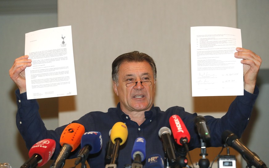 epa06045458 GNK Dinamo Zagreb soccer manager Zdravko Mamic shows contracts concluded with soccer players Luka Modric, Dejan Lovren and others during his extraordinary press conference in Zagreb, 23 Ju ...