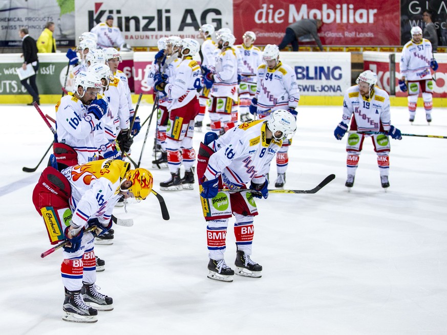 EHC Kloten Stuermer Denis Hollenstein, vorne links, und seine Mitspieler enttaeuscht nach der 2-1 Niederlage im sechsten Eishockey Spiel der Ligaqualifikation der National League zwischen dem SC Rappe ...