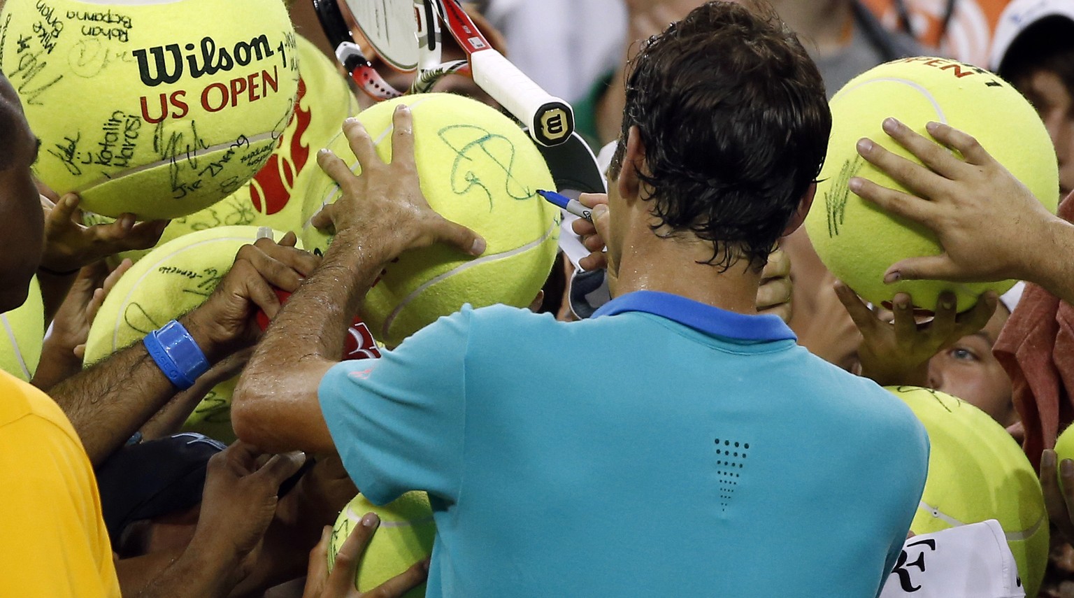 Für Roger Federer harren die Zuschauer gerne bis spät in die Nacht aus.