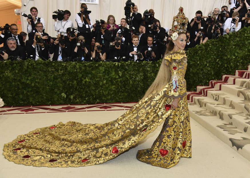 Sarah Jessica Parker attends The Metropolitan Museum of Art&#039;s Costume Institute benefit gala celebrating the opening of the Heavenly Bodies: Fashion and the Catholic Imagination exhibition on Mon ...