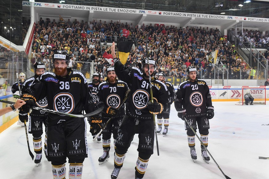 The players of Lugano celebrate the victory after the fifth match of the playoff final of the National League of the ice hockey Swiss Championship between the HC Lugano and the ZSC Lions, at the ice s ...