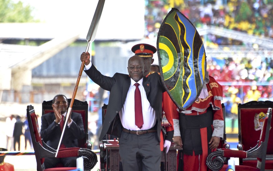 FILE - In this Thursday, Nov. 5, 2015 file photo, Tanzania&#039;s President John Magufuli holds up a ceremonial spear and shield to signify the beginning of his presidency, shortly after swearing an o ...