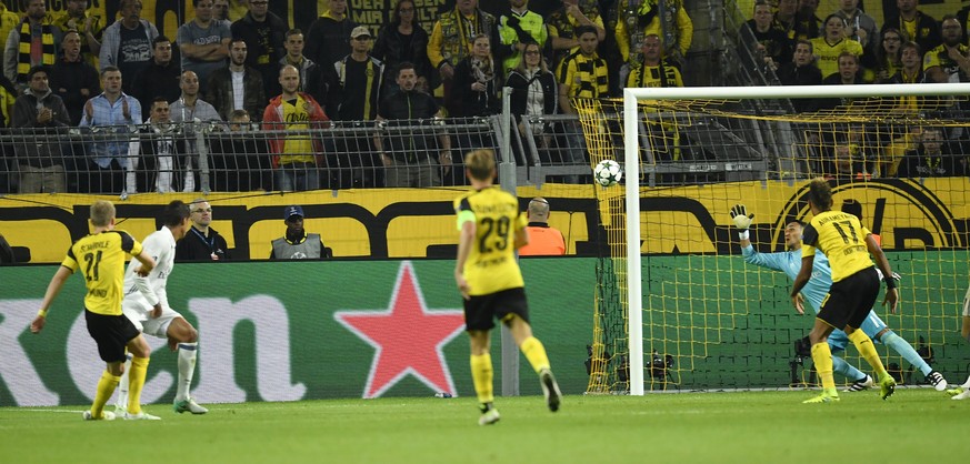 Dortmund&#039;s Andre Schuerrle, left, scores his side&#039;s second goal during the Champions League group F soccer match between Borussia Dortmund and Real Madrid in Dortmund, Germany, Tuesday, Sept ...