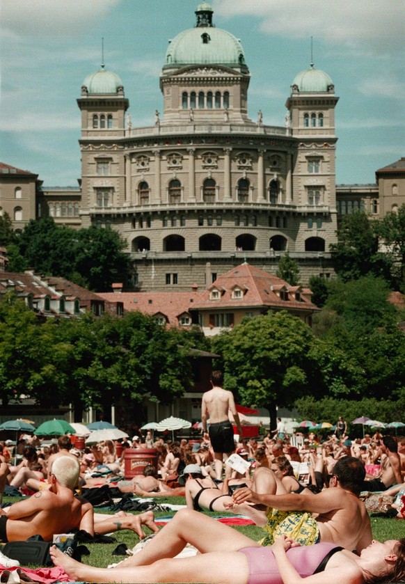 Nach dem Dauerregen der letzten Tage scharten sich am Sonntag, 27. Juli 1997 in Bern die Sonnenhungrigen ins Marzilibad um das Sommerwetter zu geniessen.
(KEYSTONE/Alessandro della Valle)