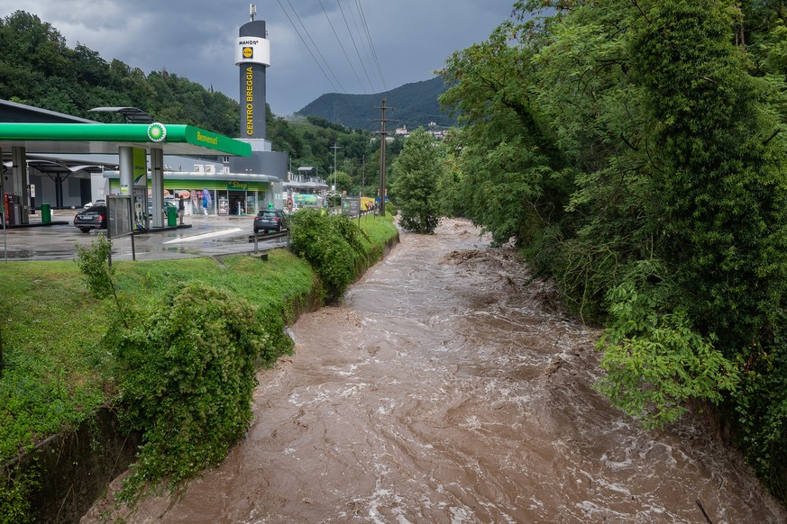Nach anhaltenden und ergiebigen Regenfaellen im Tessin fuehrt der Fluss Breggia Hochwasser und das Einkaufszentrum Breggia in Morbio ist vorsorglich geschlossen worden am Dienstag, 27. Juli 2021. (KEY ...