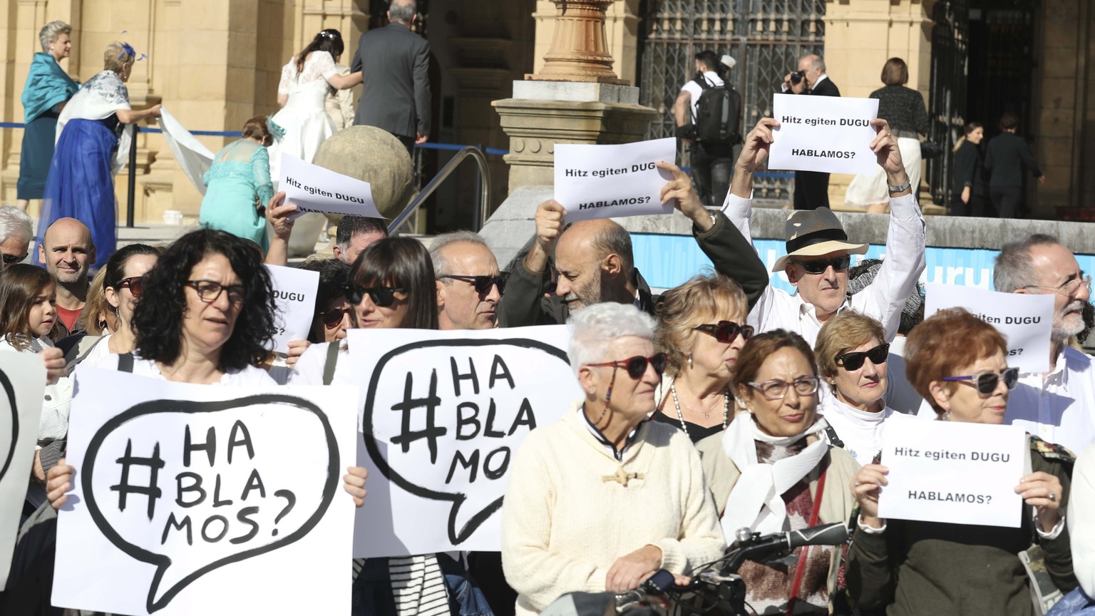 epa06250001 People gather during a demonstration called by platform &#039;Hablamos?&#039; in front of the City Hall of San Sebastian, northern Spain, 07 October 2017, to make a call for dialogue after ...