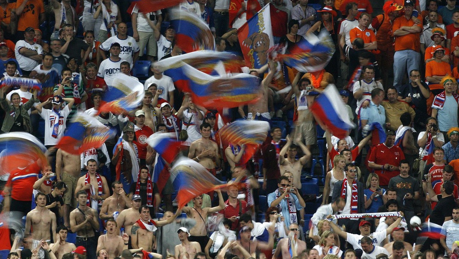 epa01391414 Russian fans cheer during the EURO 2008 Quarter Final match between the Netherlands and Russia at the St Jakob Park stadium, Basel, Switzerland 21 June 2008. EPA/STEFFEN SCHMIDT +please no ...