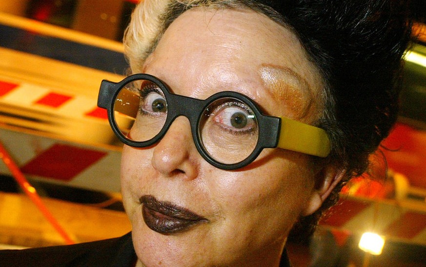 Orlan in einer Aufnahme aus dem Jahr 2004. Die «Teufelshörner» auf ihrer Stirn sind das Ergebnis einer Operation.