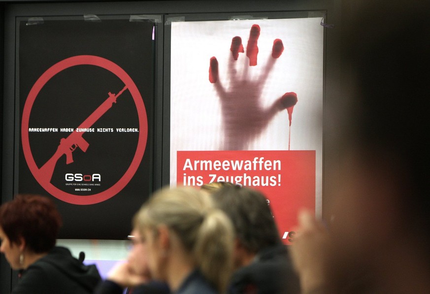 Auch die SP schaffte es, mit einem Plakat Aufsehen zu erregen: Mit blutigen Fingern kämpfte sie für die Initiative «Für den Schutz vor Waffengewalt.» Das Plakat nützte nichts, die Abstimmung ging verl ...