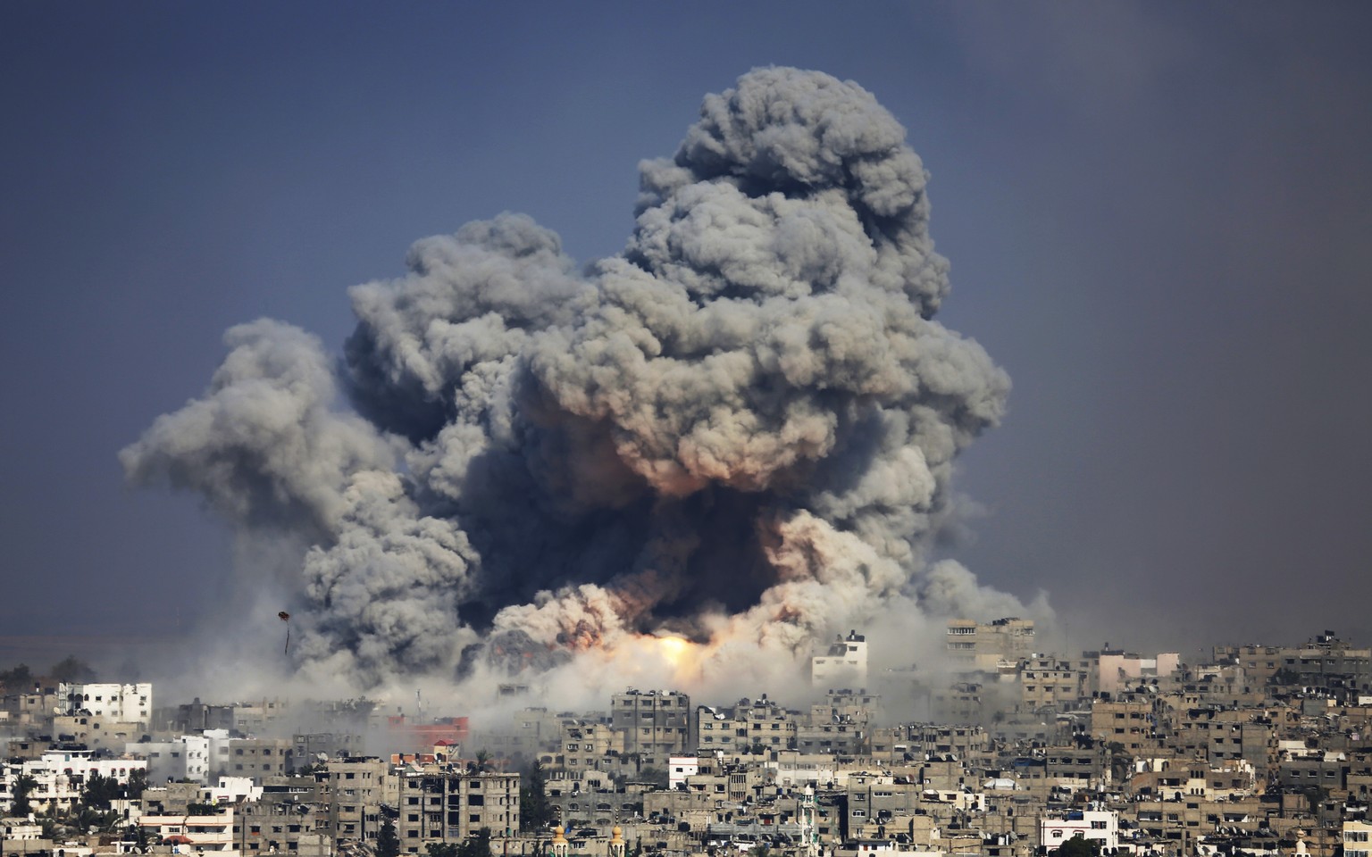 Rauchsäule nach einem Bombenangriff auf Gaza Stadt (29.07.2014).