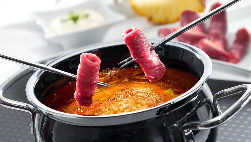 fondue chinoise fleisch bouillon hot pot weihnachten schweiz http://www.enjoystmoritz.ch/index.php/2015/12/16/weihnachtsessen-fondue-chinoise-sicher-geniessen-campylobacter-infektion-verhindern/