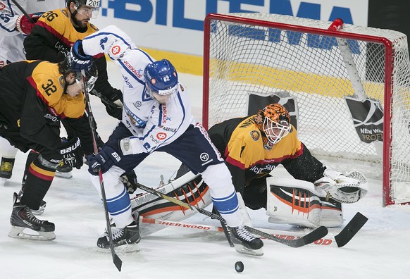 epa04699118 Oskar Osala (2R) of Finland in action against Oliver Mebus (L), Yannic Seidenberg and Goalkeeper Felix Bruckmann of Germany during the Ice Hockey EHC Tournament match between Finland and G ...