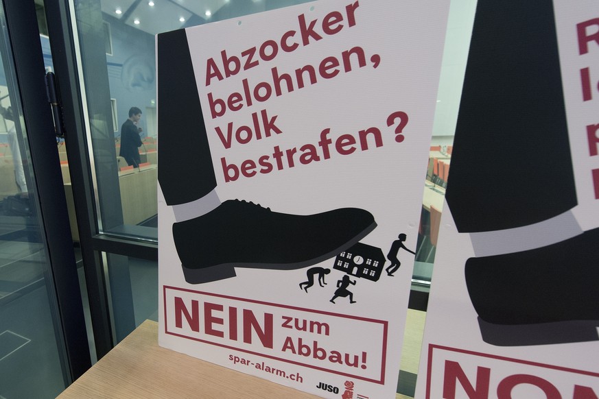 Eine Plakatkampagne der JUSO Schweiz an einer Medienkonferenz prangert den Leistungsabbau und die Sparwut in den Kantonen an, am Donnerstag, 20. November 2014 in Bern. (KEYSTONE/Lukas Lehmann)