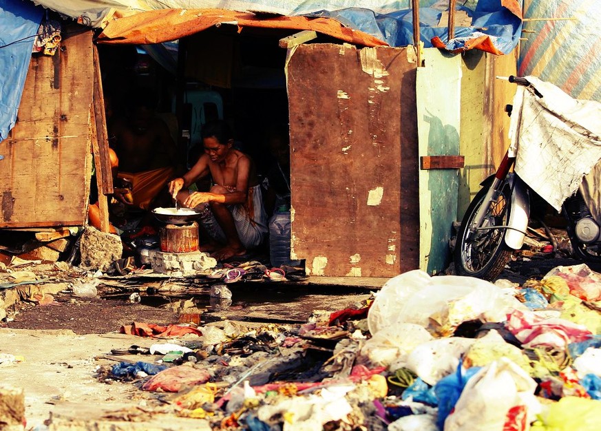 In den Slums von Manila: Filipinos bereiten in ihrer Hütte Essen zu.&nbsp;