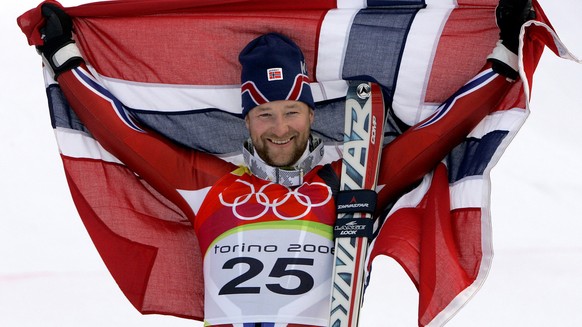 Norway&#039;s Kjetil Andre Aamodt celebrates with the Norwegian national flag after winning the gold medal in the Men&#039;s Super-G at the Turin 2006 Winter Olympic Games in Sestriere Borgata, Italy  ...