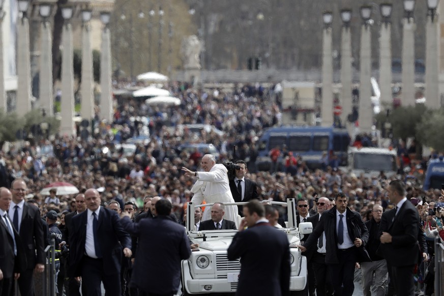 Pope Francis tours St. Peter&#039;s Square at the Vatican after celebrating an Easter mass, Sunday, April 1, 2018. (AP Photo/Andrew Medichini)