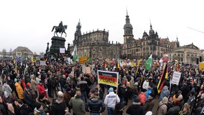 Aufmarsch von Pegida-Anhängern in Dresden vor einer Woche. De Maizière zählt auf Aufklärung:&nbsp;«Es liegt im deutschen Interesse, der Welt zugewandt zu sein.»