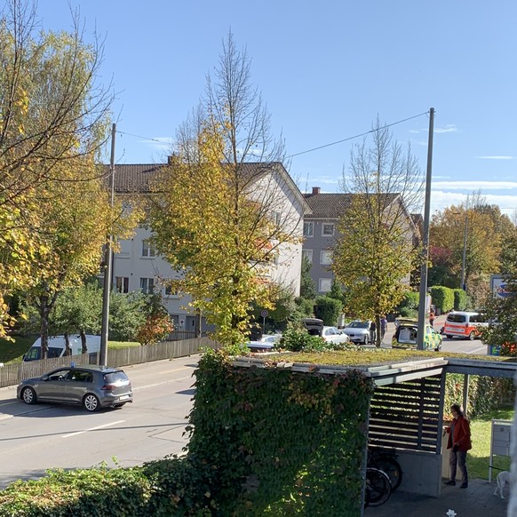 Tösstalstrasse 306 ab Tankstelle Richtung Sennhof gesperrt. Hörten einen Schuss danach waren mehrere Polizeiautos und Krankenwagen vor Ort.