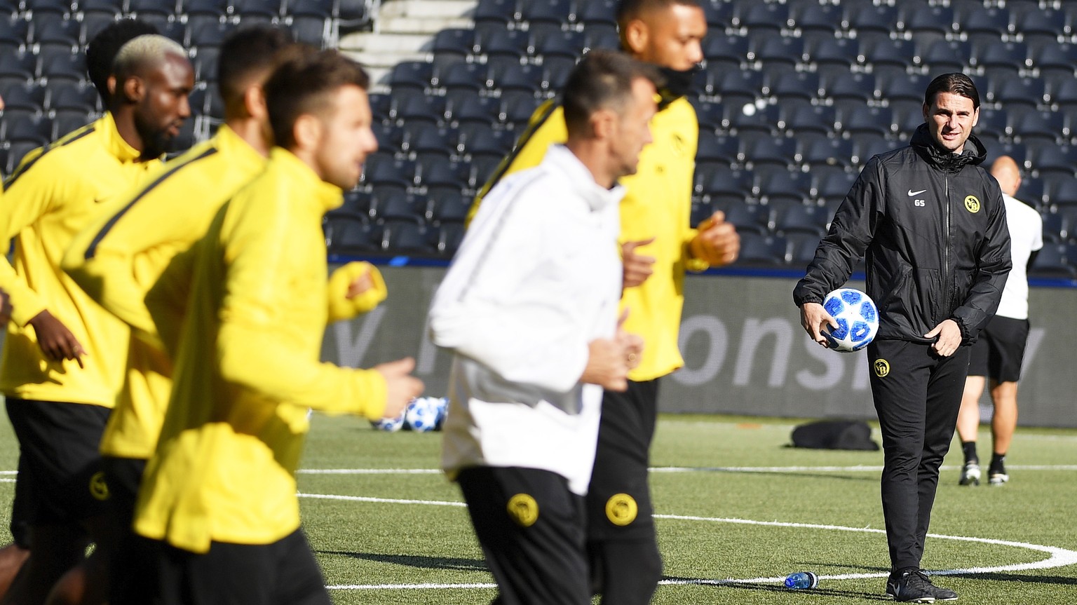 epa07110881 Young Boys&#039; head coach Gerry Seoane (R) leads his team&#039;s training session in Bern, Switzerland, 22 October 2018. BSC Young Boys Bern will face Valencia CF in their UEFA Champions ...