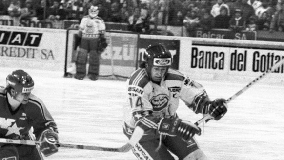 Der Ambri-Spieler Jakob &quot;Koebi&quot; Koelliker umspielt einen Sierre-Spieler in der Eishockey-Partie zwischen dem HC Ambri-Piotta und dem HC Sierre, aufgenommen am 4. Januar 1987 in Ambri. (KEYST ...