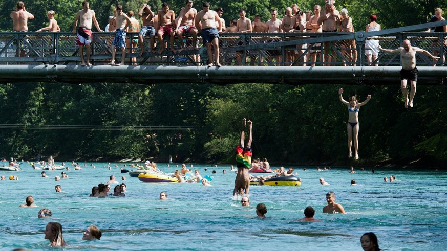 Hundreds of people enjoy the cool river Aare in Bern, Switzerland, Sunday, August 19, 2012. (KEYSTONE/Lukas Lehmann)....Zehntausende Menschen vergnuegen sich in und auf der 22 Grad warmen Aare am Sonn ...