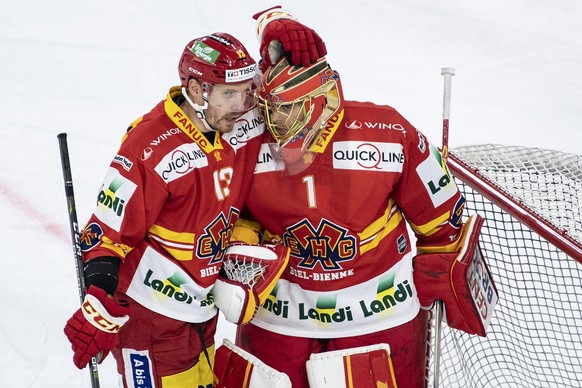Biels Anssi Salmela, links, und Torhueter Jonas Hiller feiern ihren Sieg im Eishockey Meisterschaftsspiel der National League zwischen dem EHC Biel und Lausanne HC, am Freitag, 4. Oktober 2019, in der ...