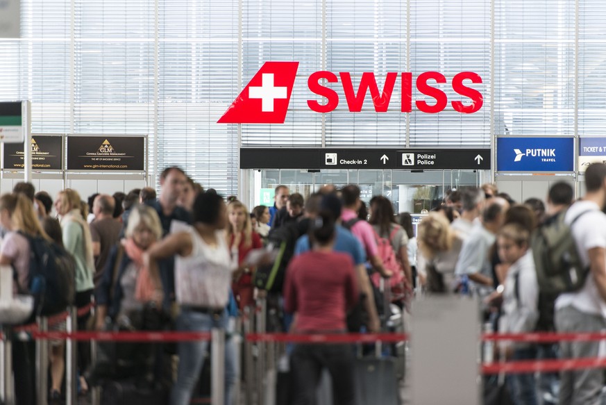 ARCHIVBILD ZU DEN AKTUELLEN VERKEHRSZAHLEN DER SWISS INTERNATIONAL AIRLINES, AM MONTAG, 12. JUNI 2017 - Passengers queue in the check-in hall 1 at Zurich Airport, pictured in Kloten, Switzerland, on J ...