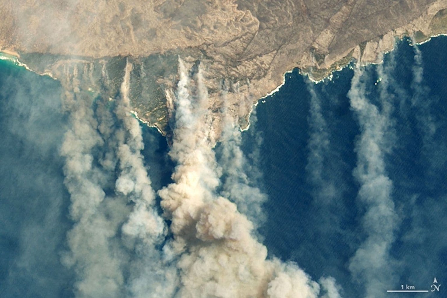 Verbrannte Erde und dicker Rauch über Kangaroo-Island.