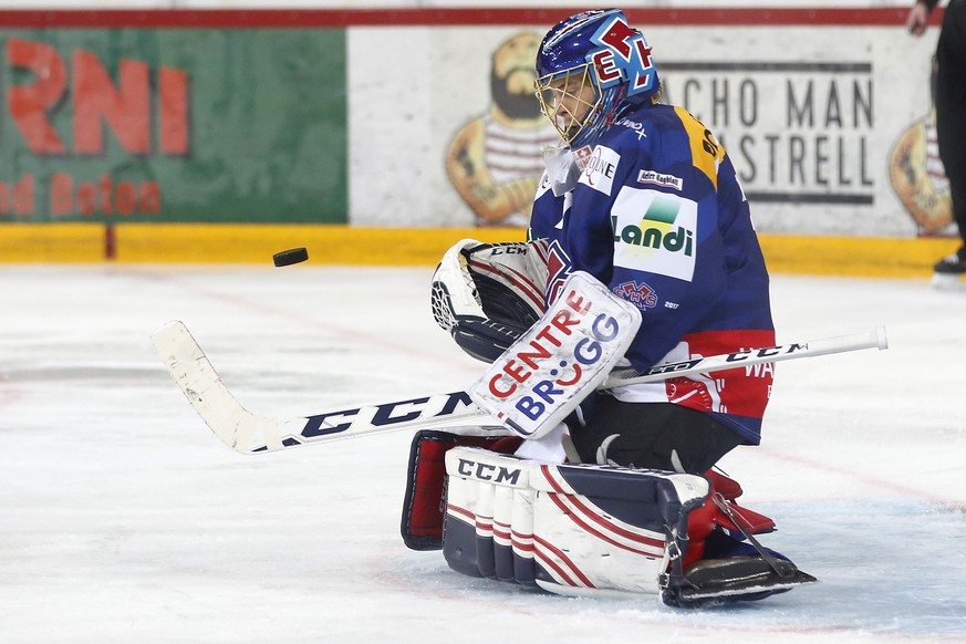 Biels Torhueter Jonas Hiller wehrt einen Puck ab, im Eishockey Meisterschaftsspiel der National League A zwischen dem EHC Biel und dem HC Lugano, am Dienstag, 20. Dezember 2016, in der Tissot Arena in ...