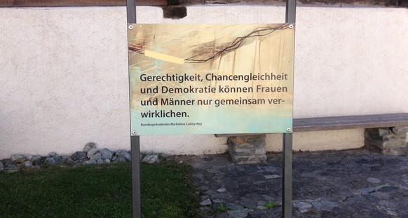 Neben Micheline Calmy-Rey schmücken elf weitere Zitate von Mutter Teresa, Indira Ghandi oder Margaret Thatcher den Frauen-Zitatenweg.