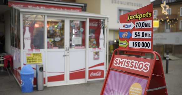 Eine Werbetafel vor einem Kiosk macht auf die Lottoscheine von Swisslos aufmerksam, aufgenommen am Freitag, 16. Dezember 2016, in Rorschach. Der Jackpot liegt derzeit bei einer Rekordsumme von 70 Mill ...