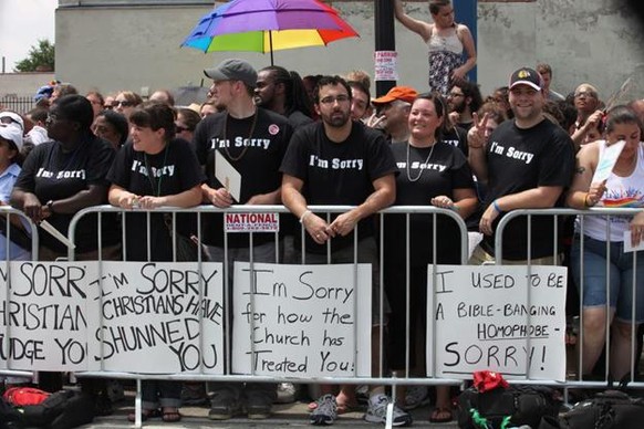 Christen aus Chicago entschuldigen sich an der Gay Pride für Homophobie in der Kirche.