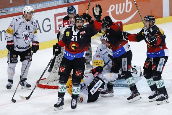Berns Simon Moser jubelt nach seinem Tor zum 3-2, im Eishockey Meisterschaftsspiel der National League zwischen dem SC Bern und dem HC Fribourg Gotteron, am Samstag, 7. Dezember 2019 in der Postfinanc ...
