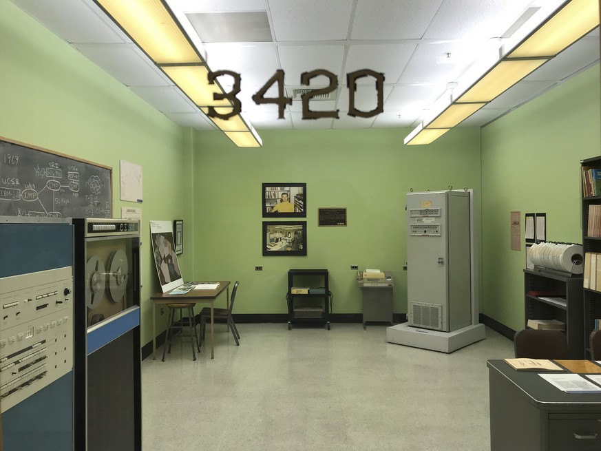 So sieht der Raum mit den Rechnern aus, mit denen 1969 an der UCLA die erste Internetverbindung gelang. Das Labor kann im Browser in 3D besichtigt werden.