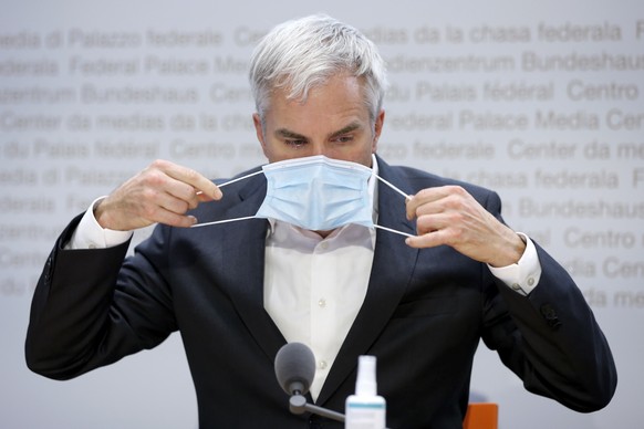 Martin Ackermann, Praesident National COVID-19 Science Task Force, zieht seine Maske aus, waehrend einer Medienkonferenz zur aktuellen Situation des Coronavirus, am Donnerstag, 12. November 2020 in Be ...