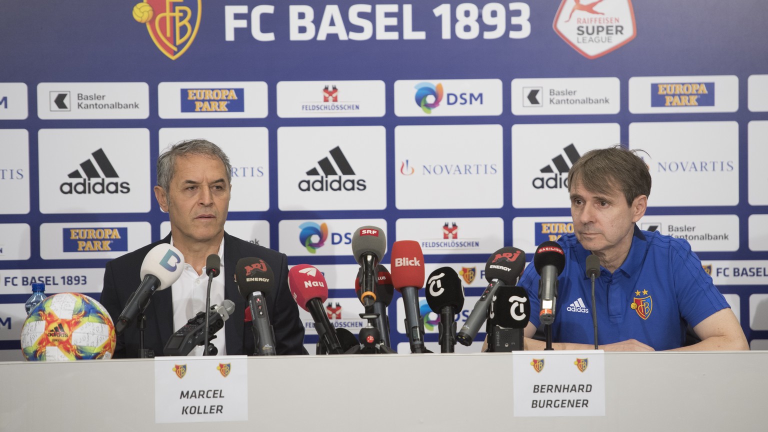 Praesident Bernhard Burgener, rechts, und Cheftrainer Marcel Koller, links, sprechen an einer Medienkonferenz des FC Basel 1893 in Basel am Dienstag, 18. Juni 2019. (KEYSTONE/Georgios Kefalas)