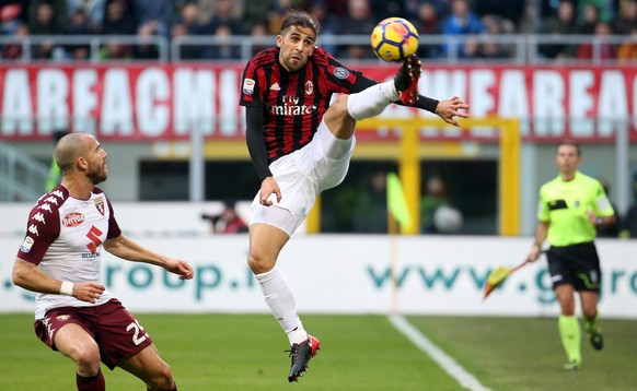 epa06352283 Milan&#039;s Ricardo Rodriguez (R) in action against Torino&#039;s Lorenzo De Silvestri during the Italian Serie A soccer match between AC Milan and FC Torino at Giuseppe Meazza stadium in ...