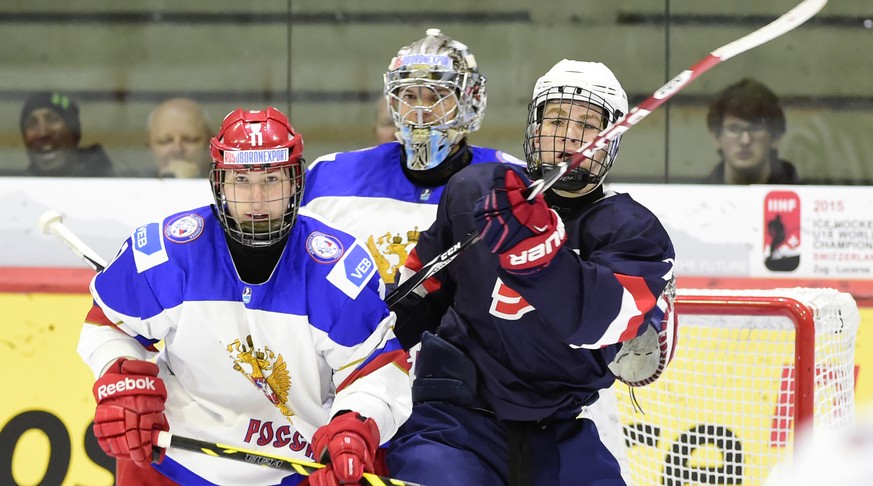 Matthews (rechts) an der U18-WM in Zug im Spiel gegen Russland.
