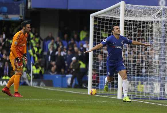 Chelsea&#039;s Pedro, right, celebrates after scoring his side&#039;s first goal during the English Premier League soccer match between Chelsea and Fulham at Stamford Bridge stadium in London, Sunday, ...