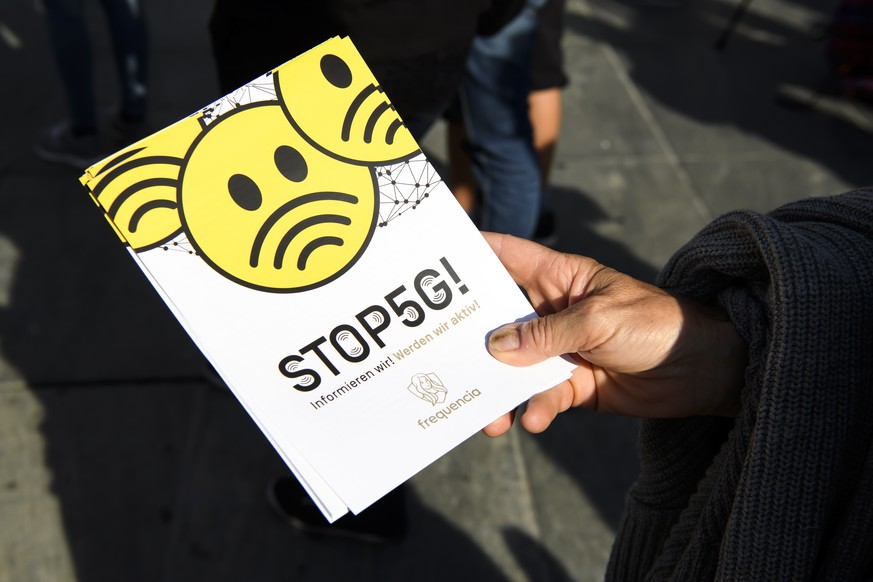 Eine Person haelt die Plakaten waehrend eine Demonstration gegen die Einfuehrung von 5G, am Samstag, 21. September 2019 auf dem Bundesplatz in Bern. Die Kundgebung will auf die Risiken der 5G-Mobilfun ...