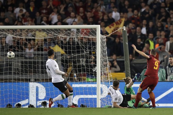 Roma&#039;s Edin Dzeko, right, scores his side&#039;s second goal during the Champions League semifinal second leg soccer match between Roma and Liverpool at the Olympic Stadium in Rome, Wednesday, Ma ...