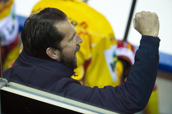Biel�s Head coach Lars Leuenberger reacts after his players scoring the 2:4, during a National League regular season game of the Swiss Championship between Geneve-Servette HC and EHC Biel-Bienne, at t ...