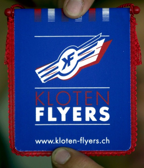 Anlaesslich einer Pressekonferenz in Kloten haben Mitglieder und Spieler des Eishockeyvereins am Mittwoch, 23. August 2000, das neue Logo und den neuen Namen &#039;Kloten Flyers&#039; - ehemals EHC Kl ...