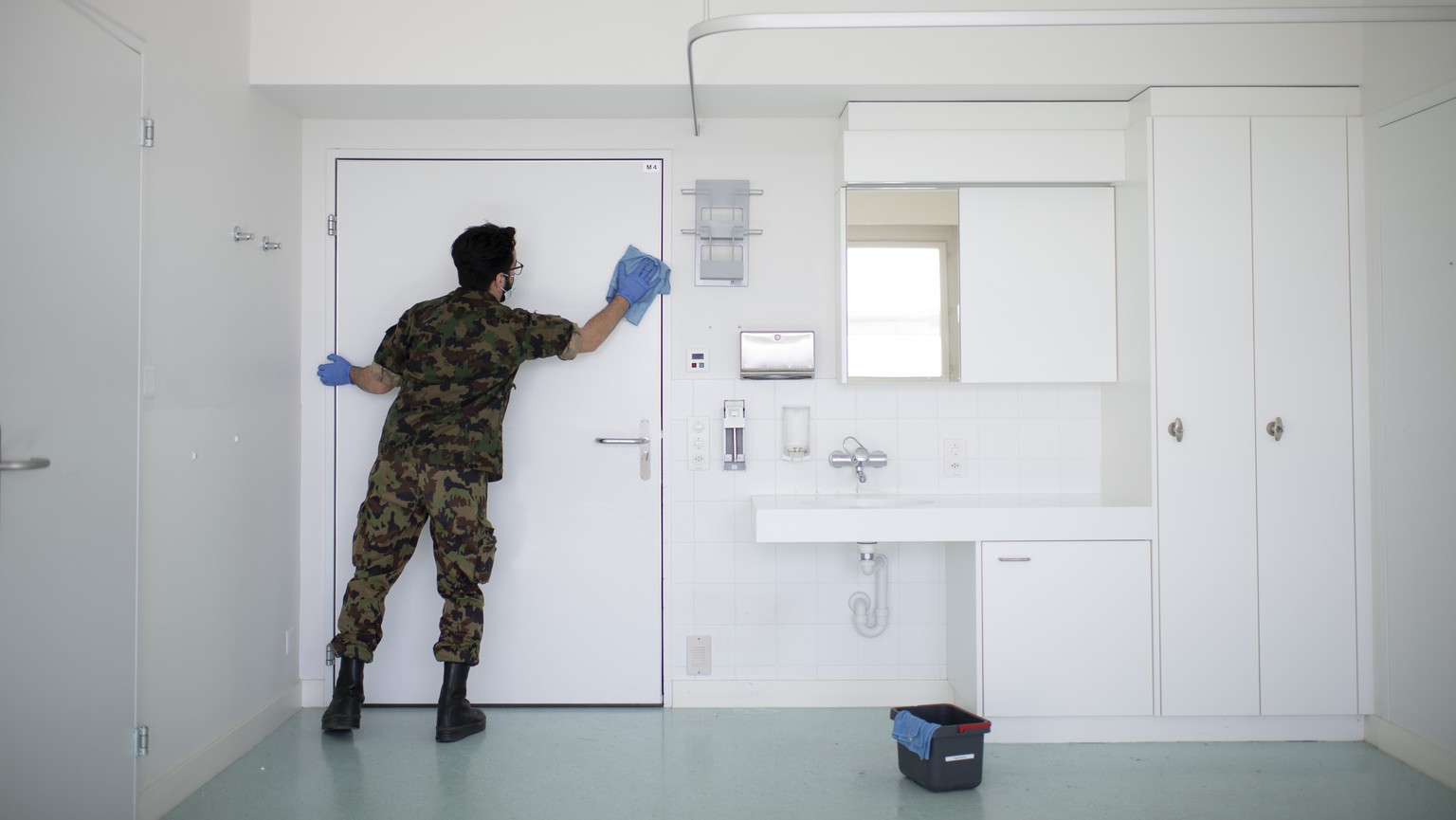 Soldaten eines Hygienezugs des Spitalbataillons der Schweizer Armee reinigen und desinfizieren das alte Bettenhaus des Spitals Frauenfeld, am Dienstag, 24. Maerz 2020, in Frauenfeld. Erst vor vier Woc ...