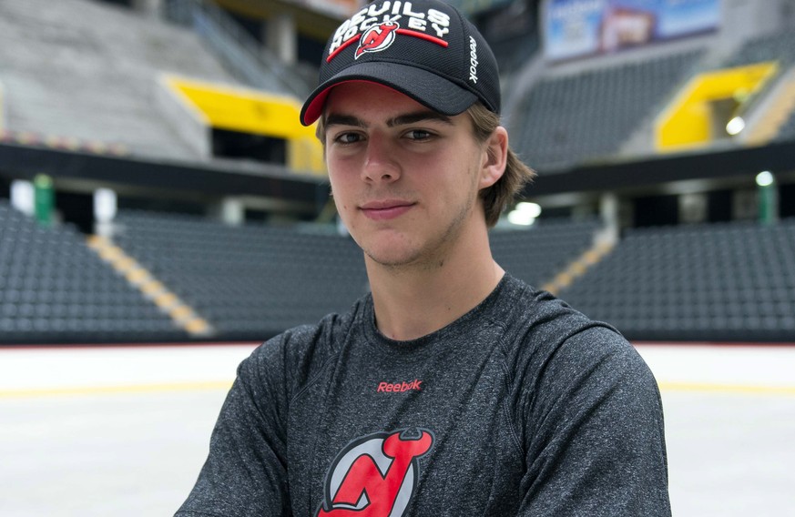 epa06069952 Nico Hischier, player of the New Jersey Devils, poses after a press conference in the PostFinance Arena in Bern, Switzerland, 06 July 2017. EPA/THOMAS DELLEY