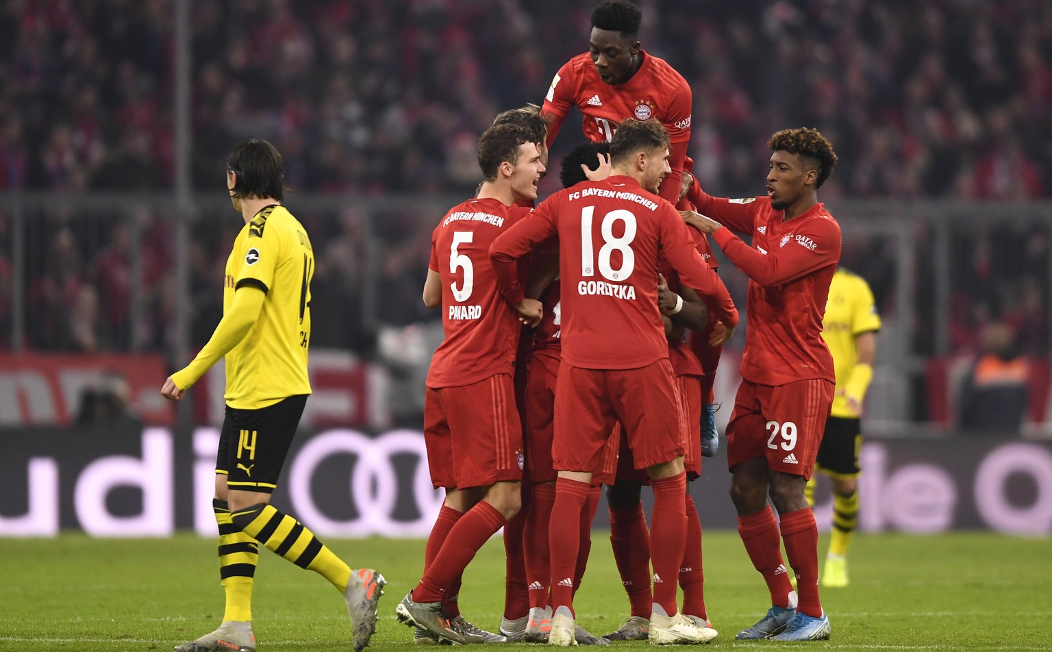 epa07984487 Players of Bayern celebrate the 2-0 lead during the German Bundesliga soccer match between FC Bayern Munich and Borussia Dortmund in Munich, Germany, 09 November 2019. EPA/LUKAS BARTH-TUTT ...